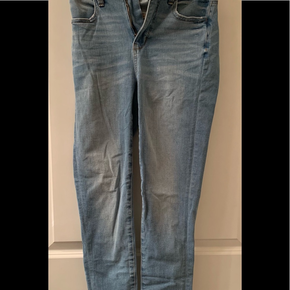 American Eagle The Dream Jean Size 2 Light Wash Jeans